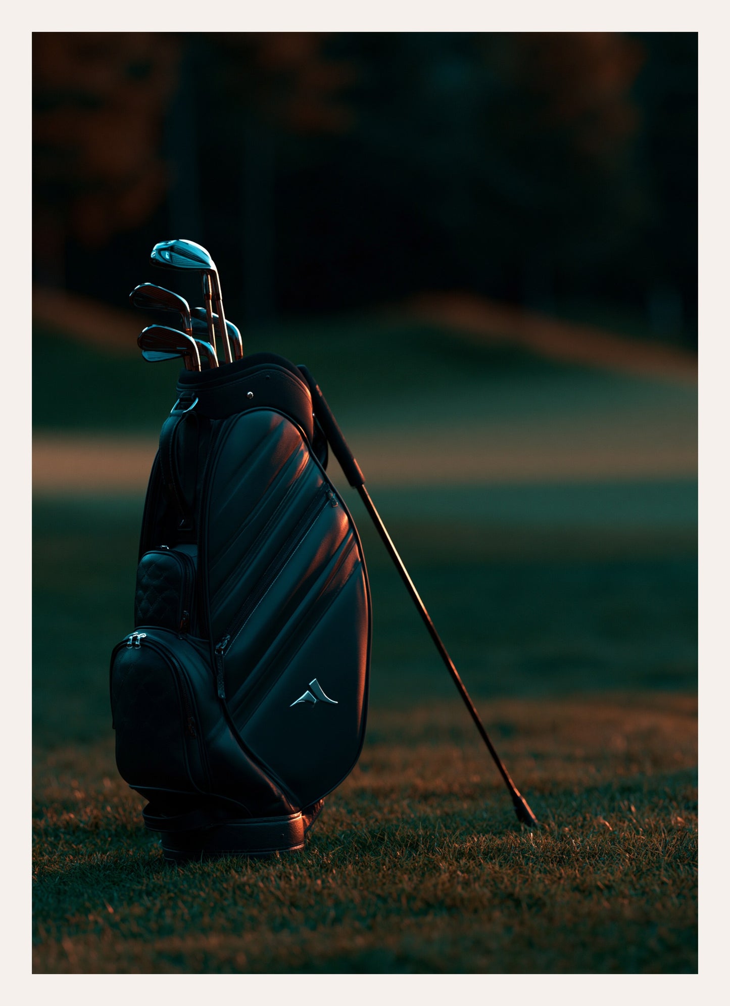 Kunstdruck einer Golftasche mit Schlägern auf dunklem Rasen