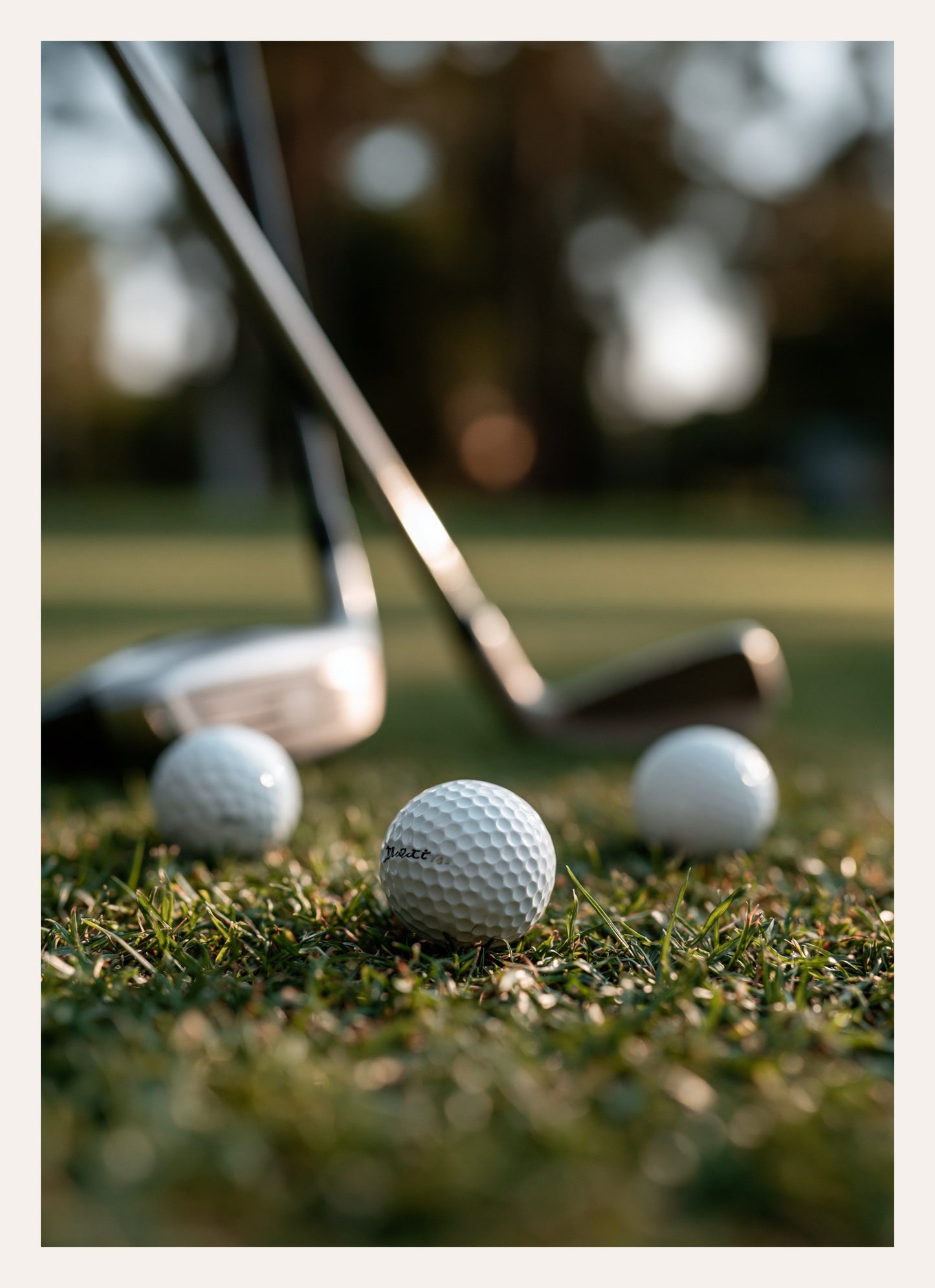 Nahaufnahme von drei Golfbällen im Gras mit unscharfem Hintergrund