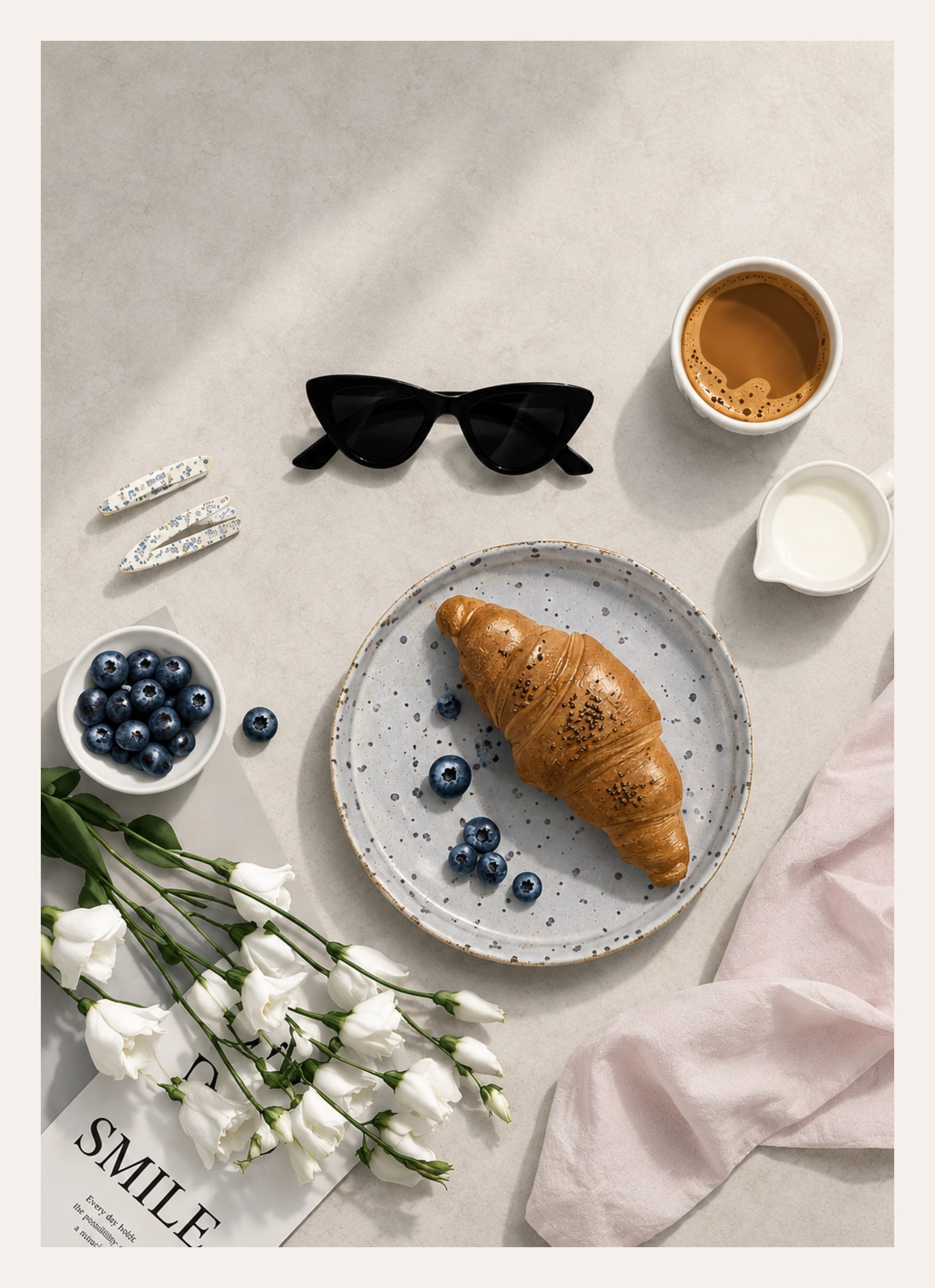 Flatlay Kunstdruck mit Croissant, Blaubeeren, Espresso und weißen Blumen