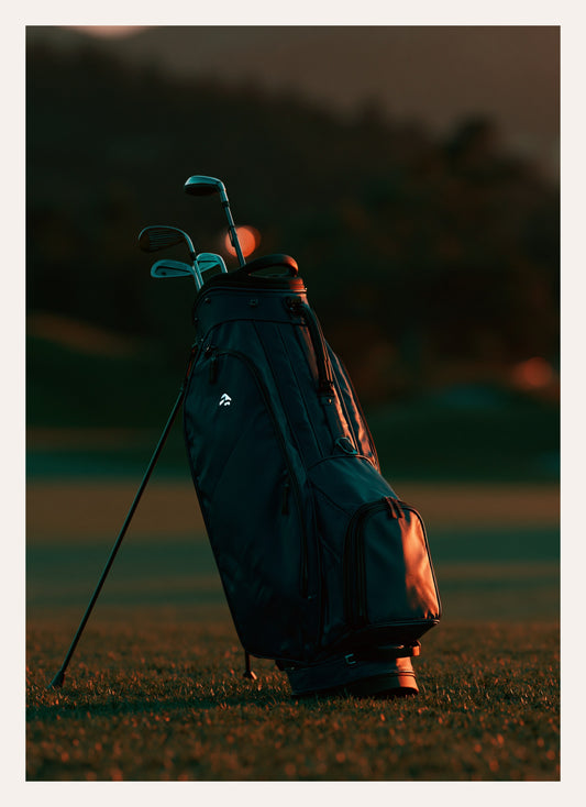 Kunstdruck einer Golftasche auf dem Grün im warmen Abendlicht