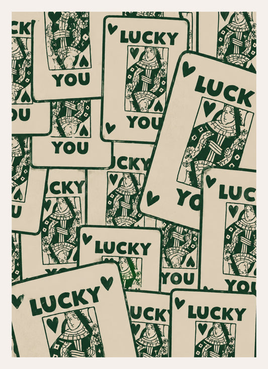Kunstdruck mit gestapelten Spielkarten und dem Schriftzug Lucky You in Dunkelgrün